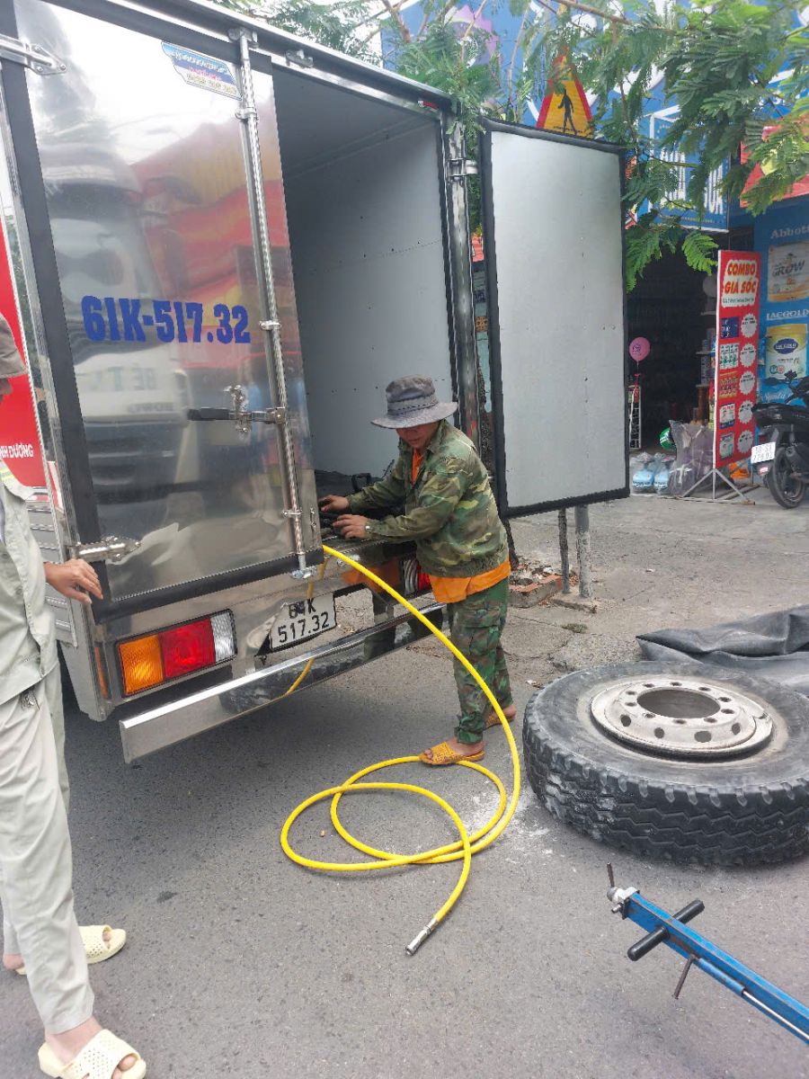 CỨU HỘ LỐP XE - THAY SĂM, THAY YẾM ,LAZANG NHANH, RẺ TẠI THUẬN AN BÌNH DƯƠNG